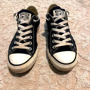 Converse All star low top black sneaker size 8 in excellent condition